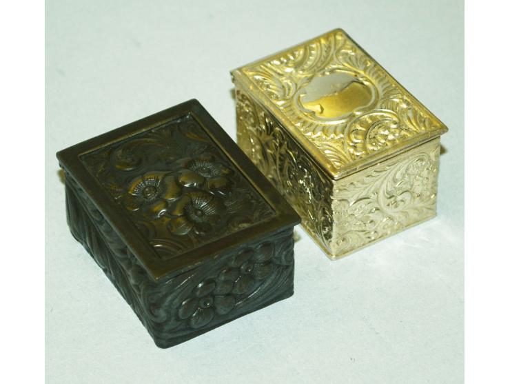 Zwei kleine versilberte Briefmarkendosen mit getriebenem floralem Design. Beide Dosen haben jeweils ein Briefmarkenfach. Die 