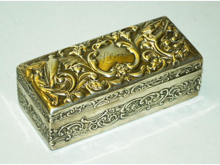Englisches Silber, Briefmarkendose aus Palisanderholz mit Siberblech verkleidet. Naturszene mit Vögel und Blumen in erhabener