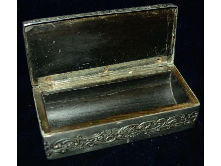 Englisches Silber, Briefmarkendose aus Palisanderholz mit Siberblech verkleidet. Naturszene mit Vögel und Blumen in erhabener