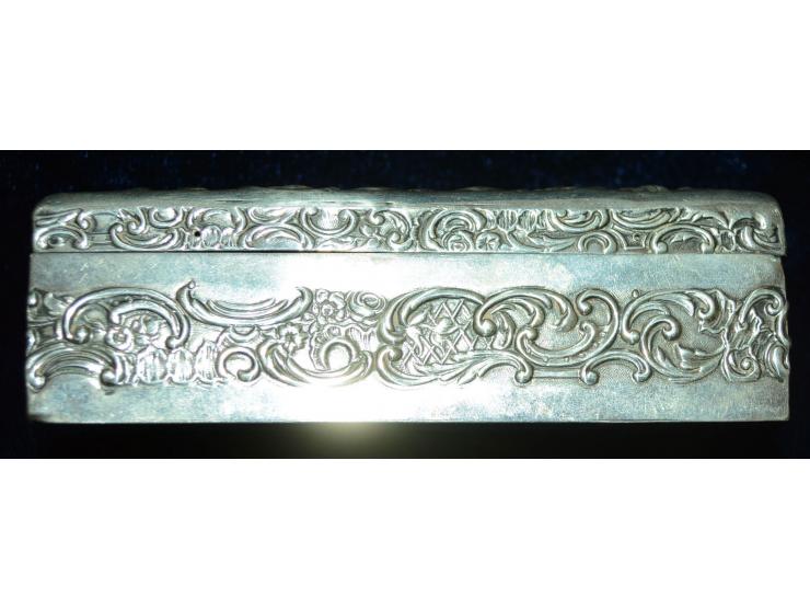 Englisches Silber, Briefmarkendose aus Palisanderholz mit Siberblech verkleidet. Naturszene mit Vögel und Blumen in erhabener