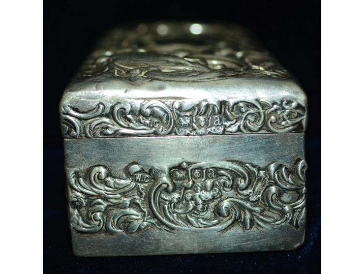 Englisches Silber, Briefmarkendose aus Palisanderholz mit Siberblech verkleidet. Naturszene mit Vögel und Blumen in erhabener