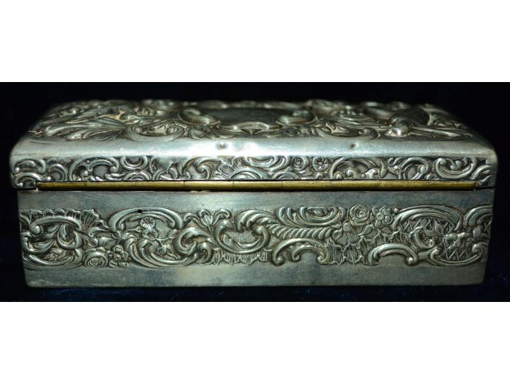 Englisches Silber, Briefmarkendose aus Palisanderholz mit Siberblech verkleidet. Naturszene mit Vögel und Blumen in erhabener