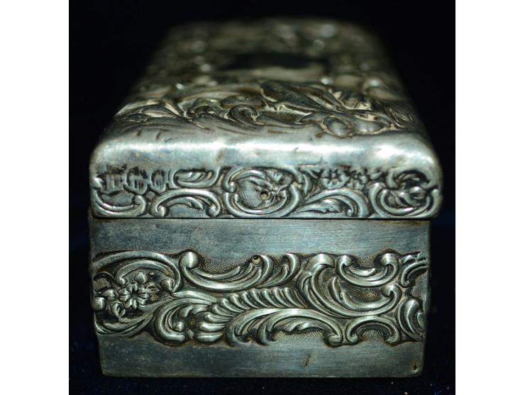Englisches Silber, Briefmarkendose aus Palisanderholz mit Siberblech verkleidet. Naturszene mit Vögel und Blumen in erhabener