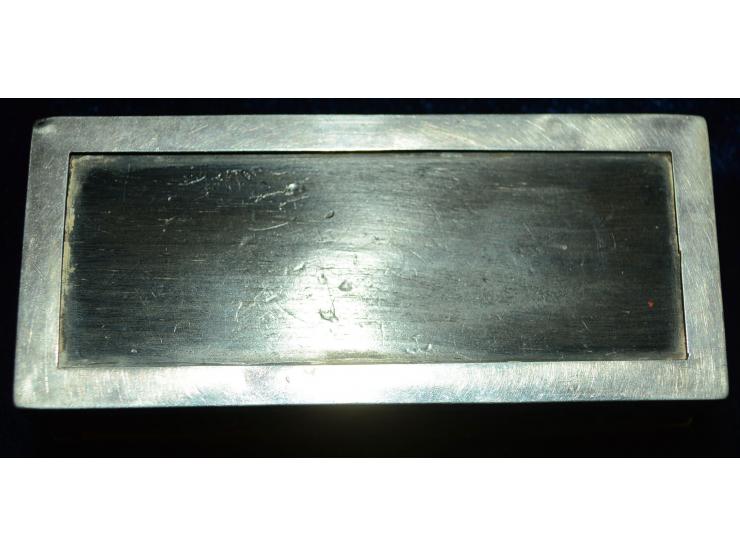 Englisches Silber, Briefmarkendose aus Palisanderholz mit Siberblech verkleidet. Naturszene mit Vögel und Blumen in erhabener