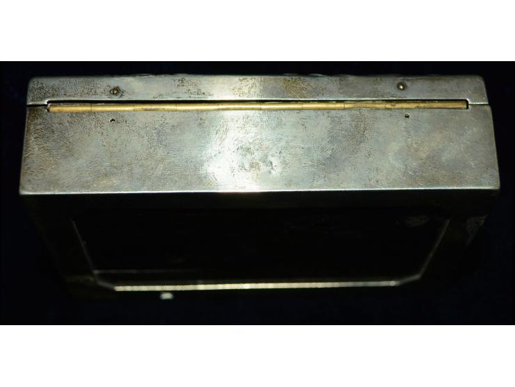 Englisches Silber, große Briefmarkendose aus Palisanderholz mit Siberblech verkleidet. Pastorale Szene in erhabener Ausführun
