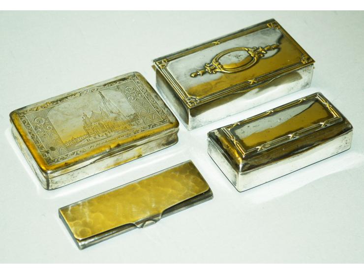 Kleines Lot mit vier versilberten Briefmarkendosen. Die Briefmarkendosen haben ein bis drei Briefmarkenfächer, eine Dose mit 
