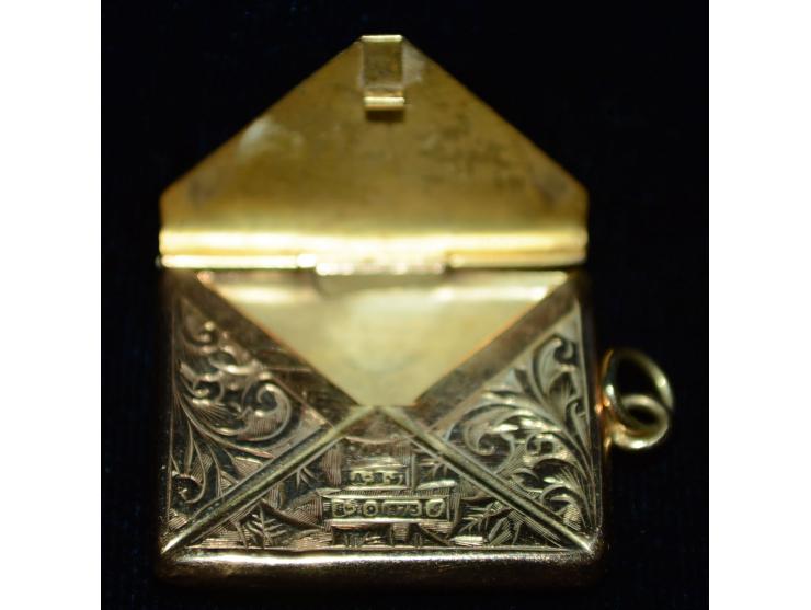Gold-Briefmarkendose in Form eines Briefes, reich ziseliert, Chester Puntzmarke, 9 Karat Gold, ein Briefmarkenfach. Ein außer