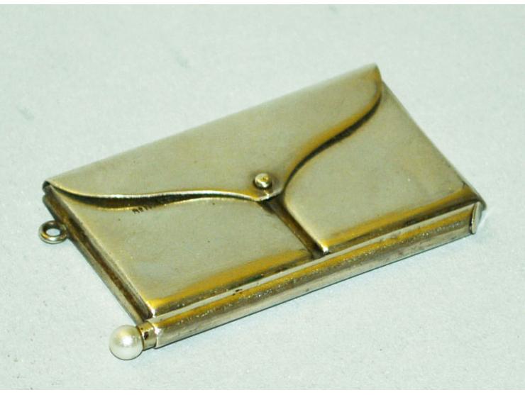 Silber-Briefmarkendose in Form eines Briefes mit integriertem Bleistift und Schreibfläche, Puntzmarke "WM" & "n", zwei Briefm