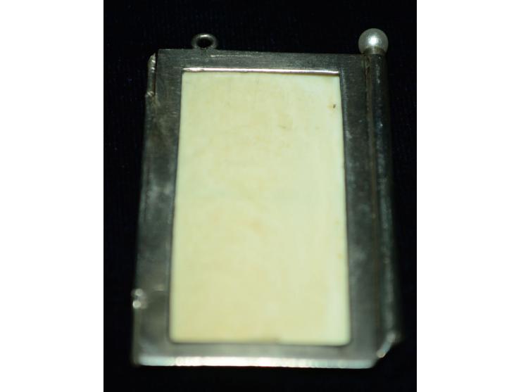 Silber-Briefmarkendose in Form eines Briefes mit integriertem Bleistift und Schreibfläche, Puntzmarke "WM" & "n", zwei Briefm