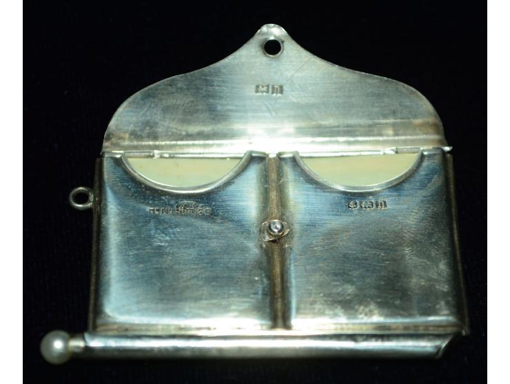 Silber-Briefmarkendose in Form eines Briefes mit integriertem Bleistift und Schreibfläche, Puntzmarke "WM" & "n", zwei Briefm