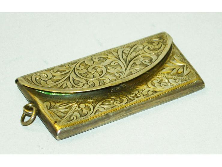 Englisches Silber, kleine Briefmarkendose in der Form eines Briefes, vorder- und rückseitig mit floralem Relief verziert, Pun