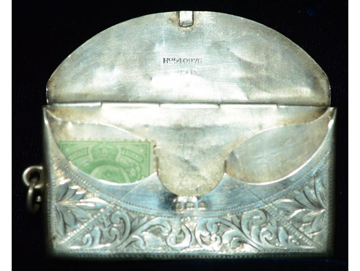 Englisches Silber, kleine Briefmarkendose in der Form eines Briefes, vorder- und rückseitig mit floralem Relief verziert, Pun