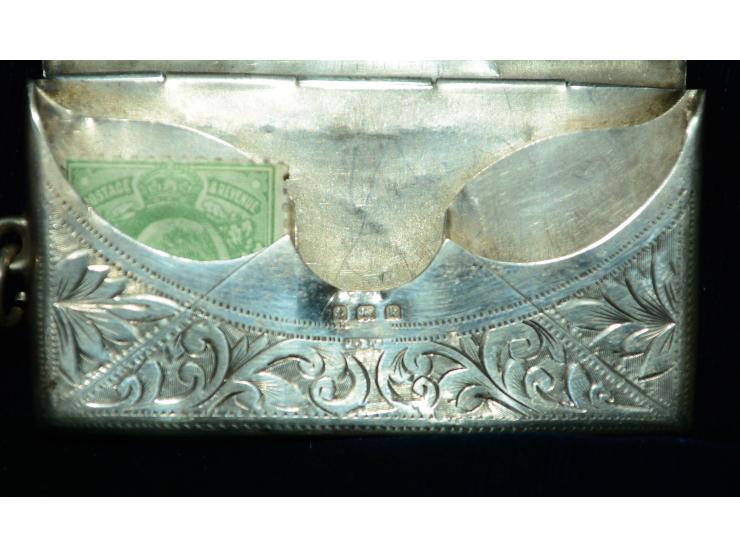 Englisches Silber, kleine Briefmarkendose in der Form eines Briefes, vorder- und rückseitig mit floralem Relief verziert, Pun