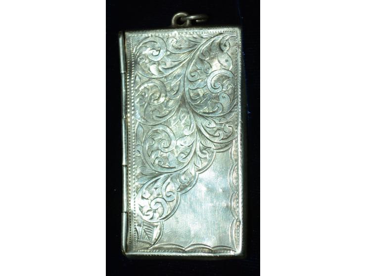 Englisches Silber, kleine Briefmarkendose in der Form eines Briefes, vorder- und rückseitig mit floralem Relief verziert, Pun