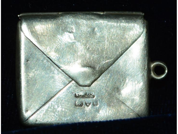 Englische Silber - Briefmarkendose in Form eines kleinen Briefes, vordereitig eingesetzter Rahmen mit Briefmarke, Punzmarken,