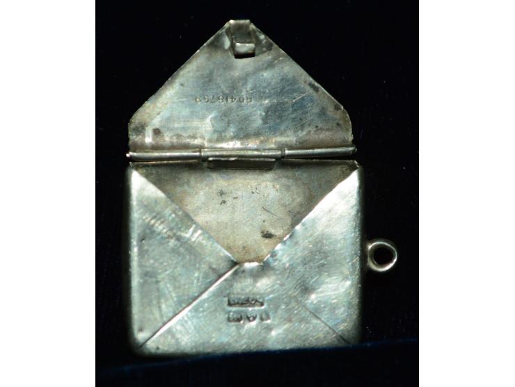Englische Silber - Briefmarkendose in Form eines kleinen Briefes, vordereitig eingesetzter Rahmen mit Briefmarke, Punzmarken,