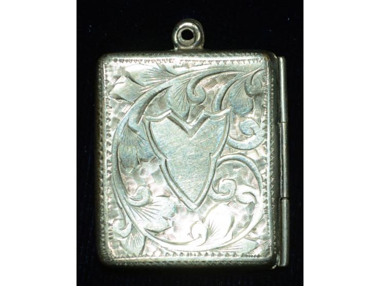 Silber - Briefmarkendose in Form eines kleinen Briefumschlages mit Öse zur Verwendung als Anhänger, reiche Gravierungen vorde
