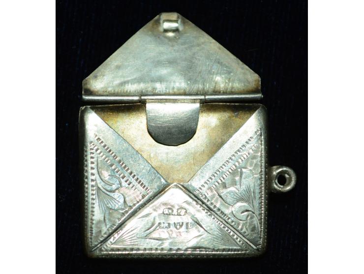 Silber - Briefmarkendose in Form eines kleinen Briefumschlages mit Öse zur Verwendung als Anhänger, reiche Gravierungen vorde