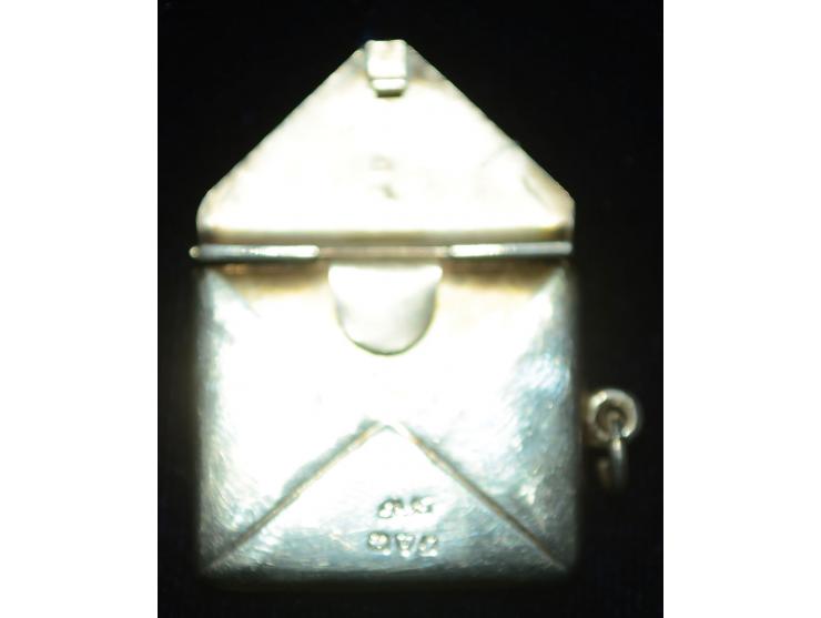 Englische Silber - Briefmarkendose in Form eines kleinen Briefumschlages mit Öse zur Verwendung als Anhänger, sehr schöne Erh