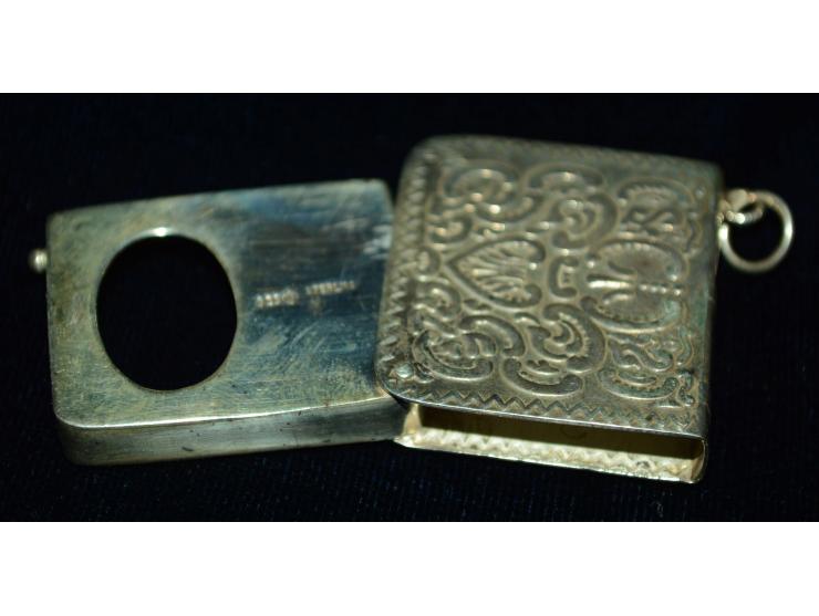 Sterling Silber, Briefmarkendose in Form eines kleinen Buches, reiche Prägeverzierung vorder- und rückseitig, sehr schöne Erh