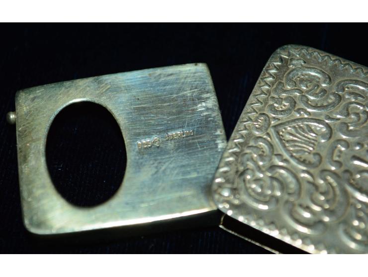 Sterling Silber, Briefmarkendose in Form eines kleinen Buches, reiche Prägeverzierung vorder- und rückseitig, sehr schöne Erh