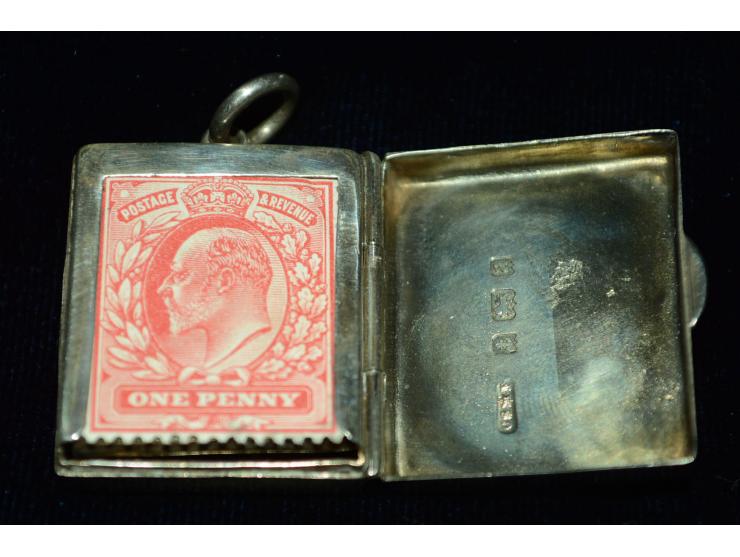 Englische Silber, Briefmarkendose in Form eines kleinen Buches, vorder- und rückseitige Gravurverzierung, Punzmarken, sehr sc