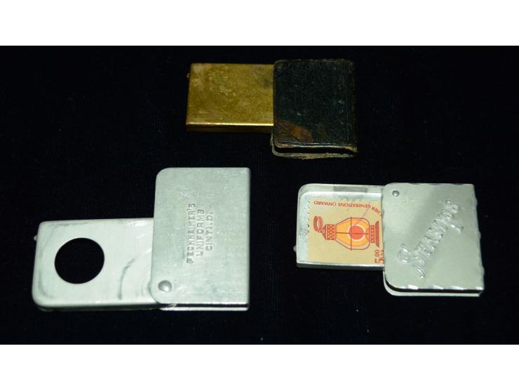 Kleines Lot mit drei Briefmarkendosen in Buchform, zwei aus Aluminium gefertigt, eine aus Bronze mit Lederüberzug. Verschiede