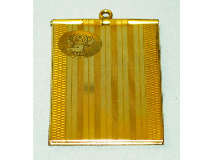 Kleiner Briefmarkenhalter mit schöner Rotgold-Vergoldung. Vorderseitig gravierter Hirschkopf mit Unterschrift "B.R.O. E". Sch