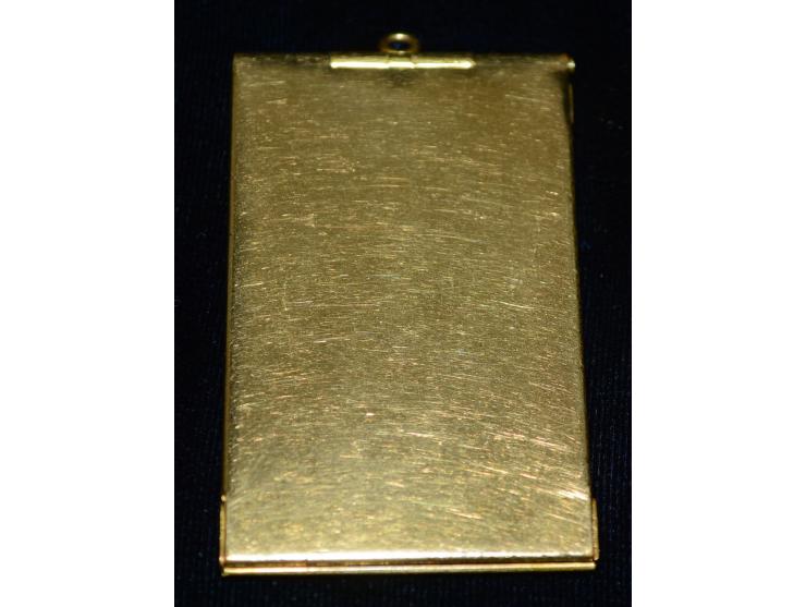 Kleiner Briefmarkenhalter mit schöner Rotgold-Vergoldung. Vorderseitig gravierter Hirschkopf mit Unterschrift "B.R.O. E". Sch