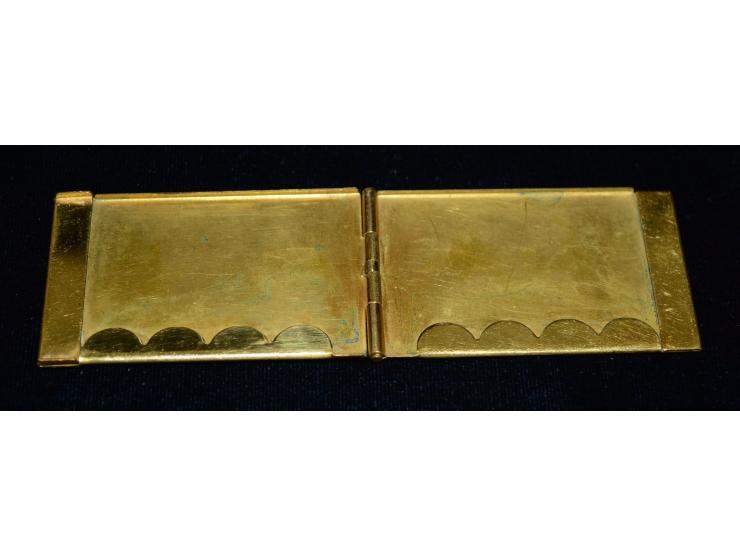 Kleiner Briefmarkenhalter mit schöner Rotgold-Vergoldung. Vorderseitig gravierter Hirschkopf mit Unterschrift "B.R.O. E". Sch