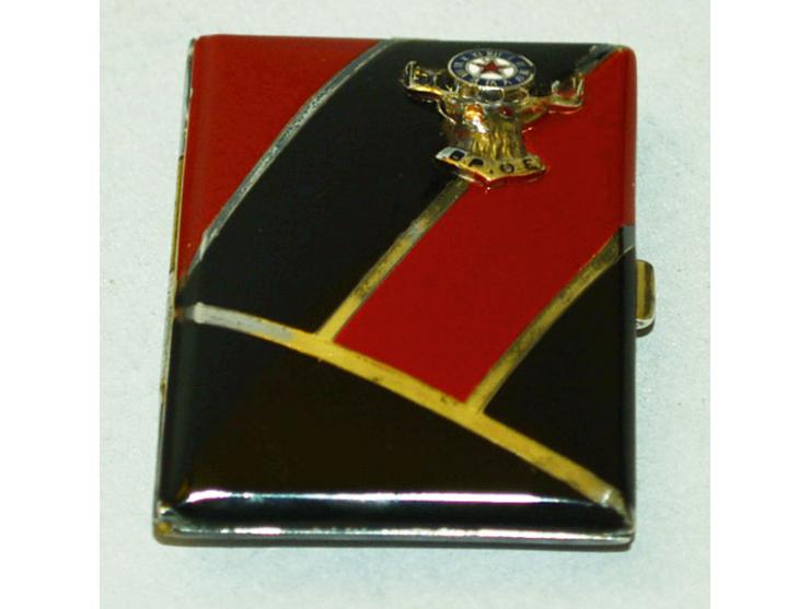 Silber, seltener Art Deko Briefmarkenhalter mit roter und schwarzer Emaildekoration sowie aufgesetztem Hirschkopf "B.P.O.E". 