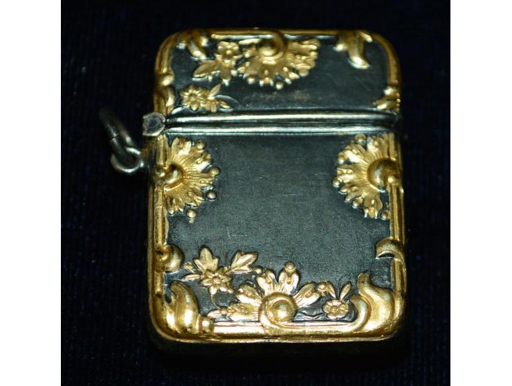 Kleine Briefmarkendose in schwarzem Metal mit erhabener und vergoldeter Jagdszene mit Hund. Die Briefmarkendose enthält ein B