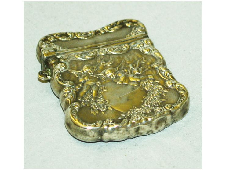 Kleine Briefmarkendose, Ende des 19. Jhd., wohl versilbert mit Klappdeckel. Metall mit reicher floraler Verzierung. Rückseiti