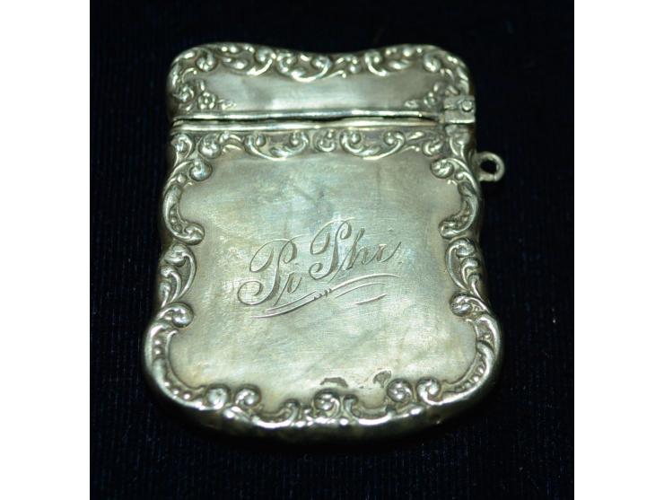 Kleine Briefmarkendose, Ende des 19. Jhd., wohl versilbert mit Klappdeckel. Metall mit reicher floraler Verzierung. Rückseiti