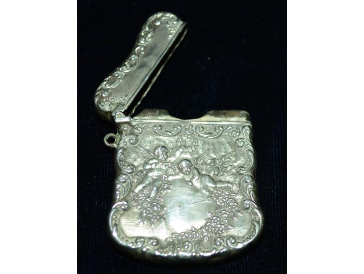 Kleine Briefmarkendose, Ende des 19. Jhd., wohl versilbert mit Klappdeckel. Metall mit reicher floraler Verzierung. Rückseiti