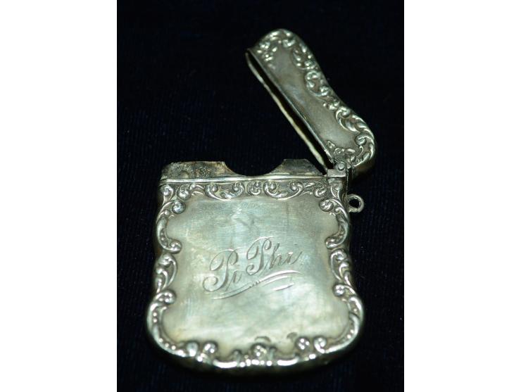 Kleine Briefmarkendose, Ende des 19. Jhd., wohl versilbert mit Klappdeckel. Metall mit reicher floraler Verzierung. Rückseiti