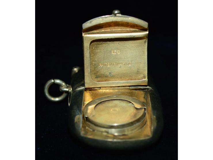 Englisches Silber, kleine Briefmarken/Streichholzdose, englische Punzmarken "AS", wohl Sterling Silber. Die Dose verfügt über