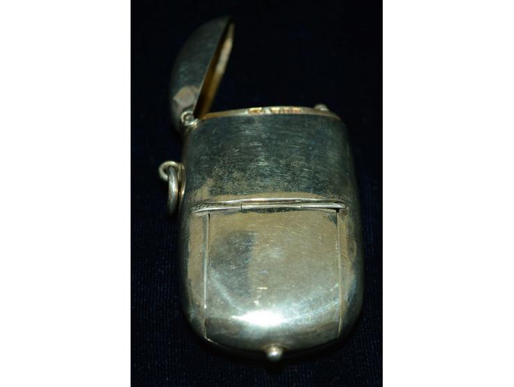Englisches Silber, kleine Briefmarken/Streichholzdose, englische Punzmarken "AS", wohl Sterling Silber. Die Dose verfügt über