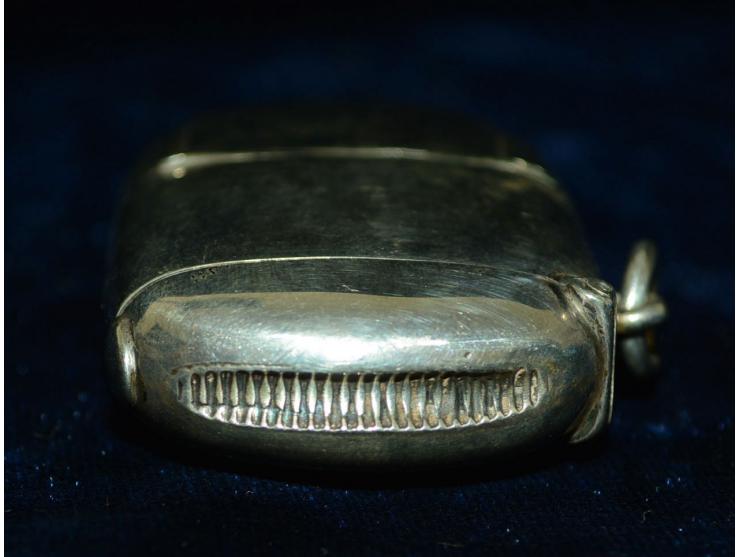 Englisches Silber, kleine Briefmarken/Streichholzdose, englische Punzmarken "AS", wohl Sterling Silber. Die Dose verfügt über