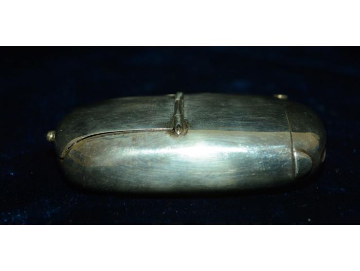 Englisches Silber, kleine Briefmarken/Streichholzdose, englische Punzmarken "AS", wohl Sterling Silber. Die Dose verfügt über