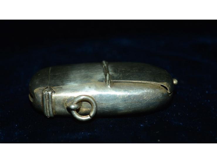 Englisches Silber, kleine Briefmarken/Streichholzdose, englische Punzmarken "AS", wohl Sterling Silber. Die Dose verfügt über