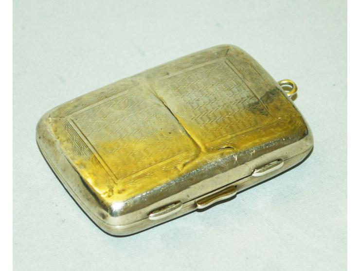 Englische Silber, Briefmarkendose, vorder- und rückseitig fein ziseliert, englische Punzmarken, zwei innenliegende Briefmarke
