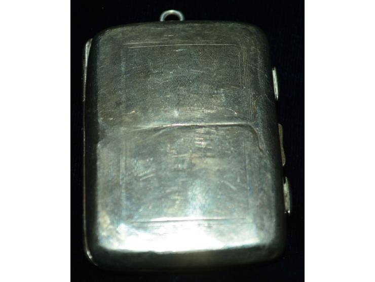 Englische Silber, Briefmarkendose, vorder- und rückseitig fein ziseliert, englische Punzmarken, zwei innenliegende Briefmarke
