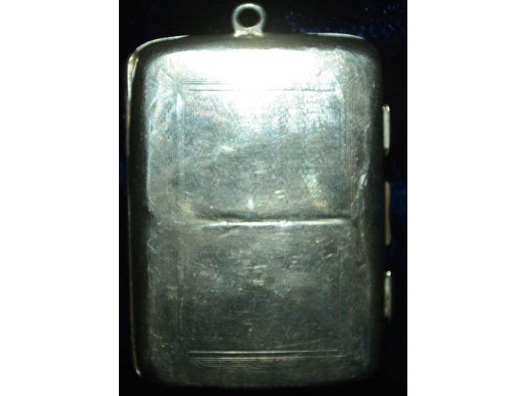 Englische Silber, Briefmarkendose, vorder- und rückseitig fein ziseliert, englische Punzmarken, zwei innenliegende Briefmarke