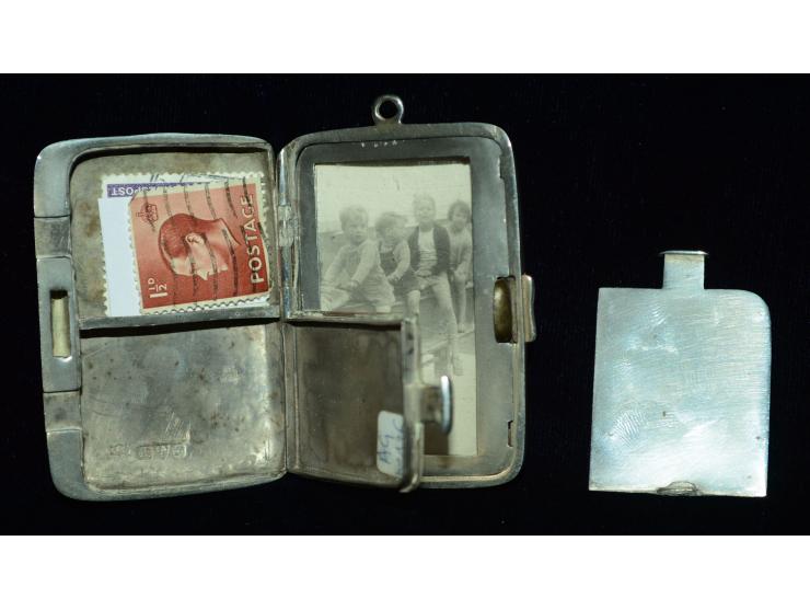 Englische Silber, Briefmarkendose, vorder- und rückseitig fein ziseliert, englische Punzmarken, zwei innenliegende Briefmarke