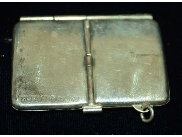 Englisches Silber, kleine Briefmarkendose, Ende 19. Jhd, Englische Punzmarken, versilbert. Die Dose verfügt über zwei Briefma