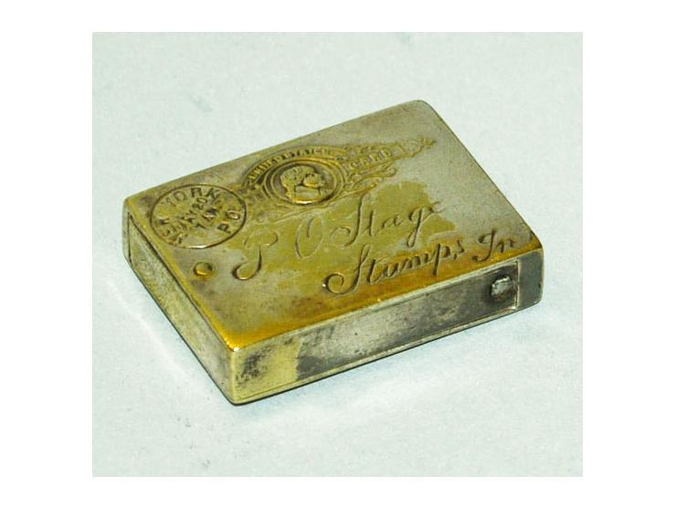 Kleine versilberte Briefmarkendose in Form der US 1c Jefferson Postkarte mit simuliertem "New York 5 21 96" Stempel, vorder- 