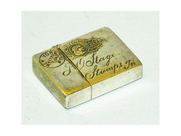Kleine versilberte Briefmarkendose in Form der US 1c Jefferson Postkarte mit simuliertem "New York" Stempel, Vorder- und Rück