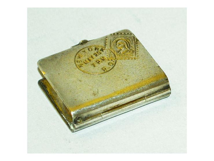 Kleine versilberte Briefmarkendose in Form eines Briefes mit US Briefmarke mit simuliertem "New York May 20" Stempel, schöne 