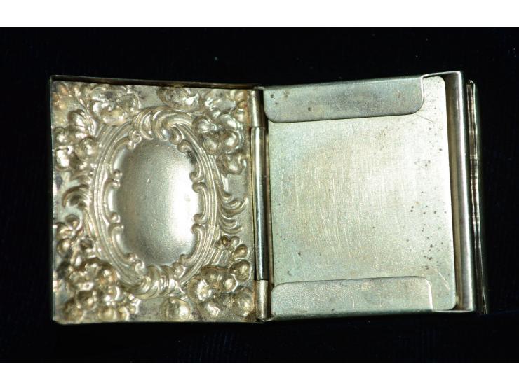 Sterling Silber, Briefmarkendose in Form eines kleinen Buches, reiche Prägeverzierung, Briefmarkenfach sowohl Vorder- als auc